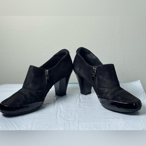 Clarks Artisan Black Leather Upper 3” Ankle Booties side Zipper - Size 8.5M USA - Picture 2 of 10